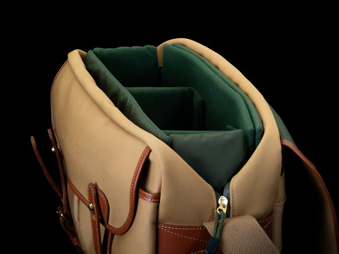 メインコンパートメントのファスナー部を内側に折り込める独自のTukTop仕様