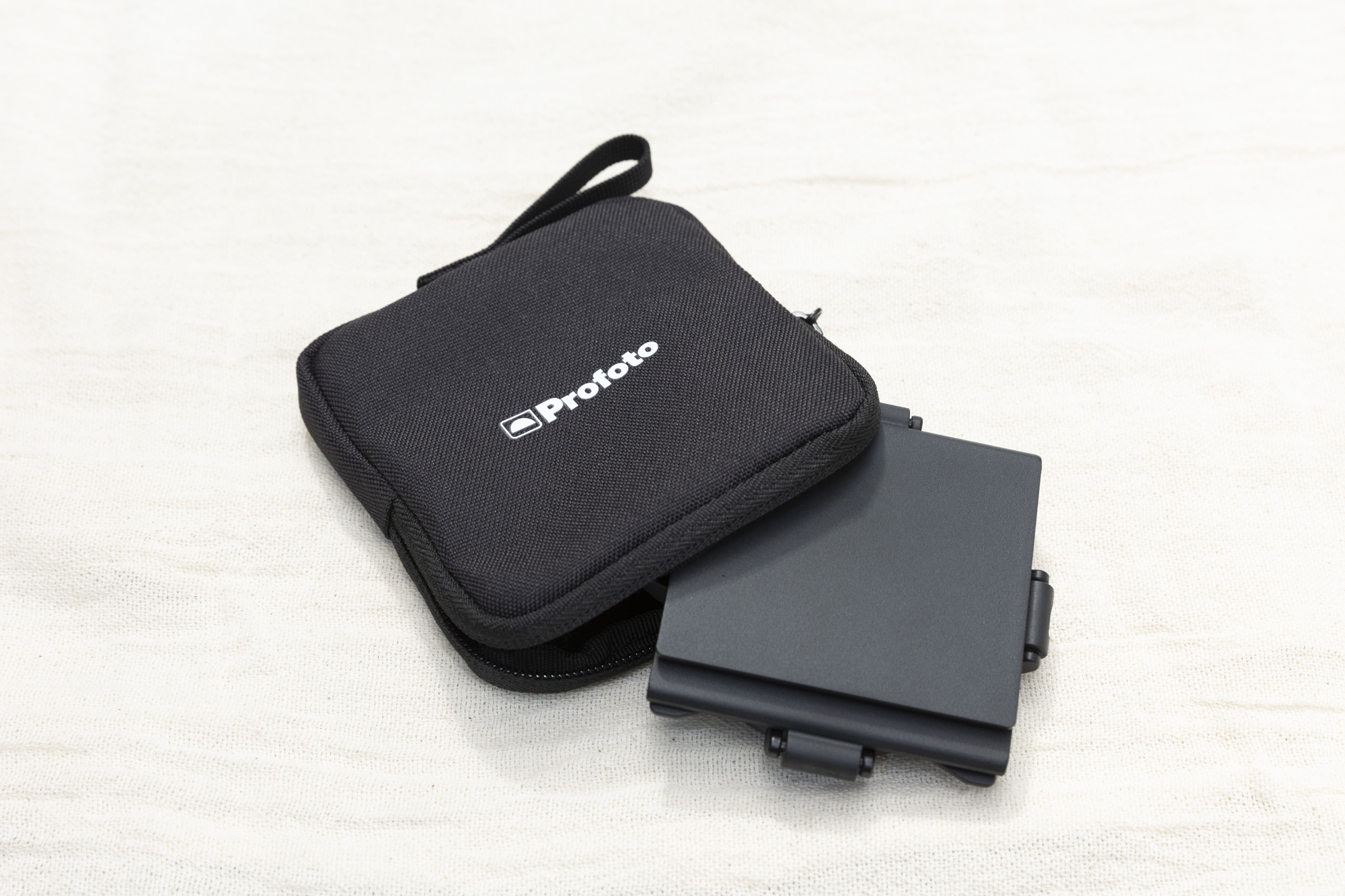 付属の保護ケースもシックなデザインでかっこいい。このあたりのこだわりもProfotoらしい