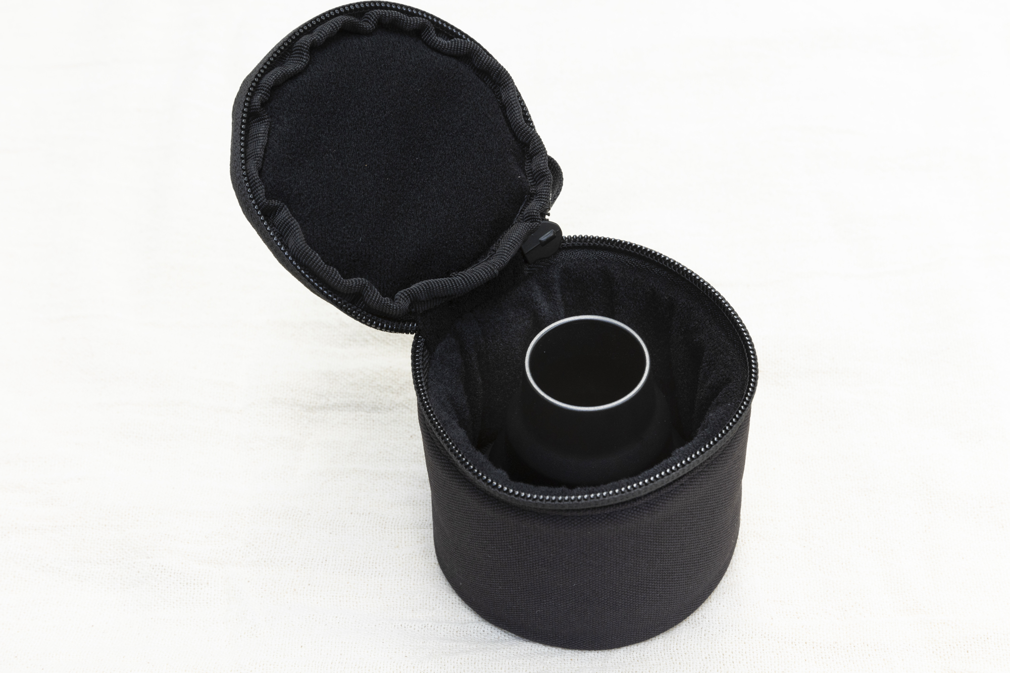 付属の保護ケースに入れて持ち運べる