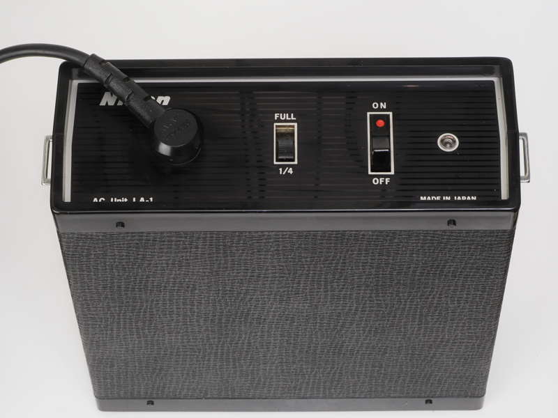 ACユニットLA-1です。シンプルです。光量を1/4に落とすことができますが、この個体ではスイッチの故障からか、切り替えができずに全てフル発光になってしまいました。残念