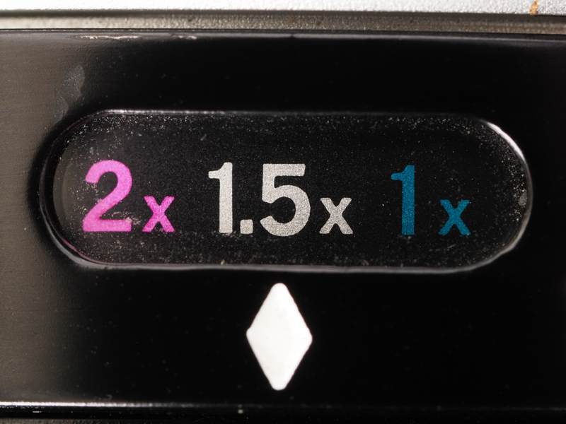 上の作例にもありますように、画面内に任意の数字か撮影倍率を写し込めます。このダイヤルで選択します。デジタルではいかがなものかと思いましたが、問題はないようです