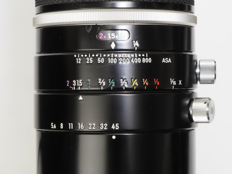 上から、データ写し込み用のダイヤル。ASA（ISO）感度ダイヤル。撮影倍率セットリング、絞りリングです。この状況はISO感度100で1.5倍に撮影倍率をセットしましたが、これにより自動的にF値はF45に決まります。光量を1/4に落とせば、2段ほど絞りを開くことできる理屈です