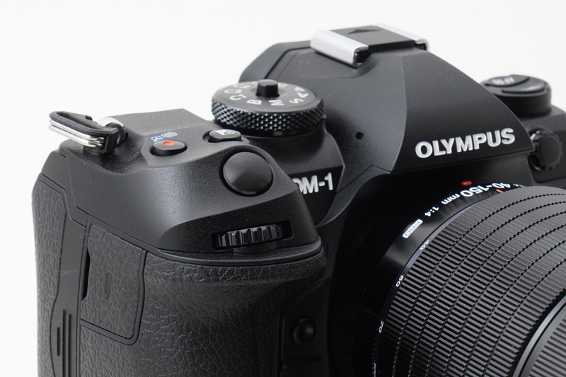 シャッターボタン周りは、いわゆるスプーンカット的な造形に変更されました。歴代OM-Dシリーズを愛用していた筆者としては、シャッターボタン同軸で配されていたダイヤルの廃止に少しの寂しさを感じないでもないですが、ハッキリいって大変押しやすくなっています。あわせて、フロント／リアダイヤルも一般的な配置と形状に変更されています。