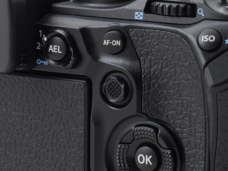 「OM-D E-M1X」と「OM-D E-M1 Mark III」に搭載されていたマルチセレクターは、本機にも継承。AFの測距点数とカバー率が大幅に増加した（後述）「OM-1」ですので、マルチセレクターによる操作は必須と言えます。