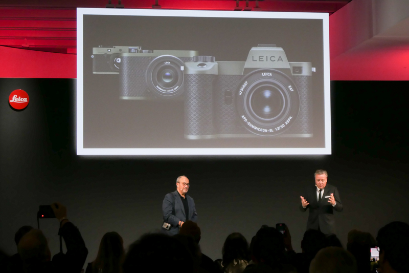 ライカカメラ社主のアンドレアス・カウフマン氏（左）と、上級副社長のステファン・ダニエル氏（右）が発表。ジャーナリズムへのオマージュを捧げるカメラとして、LOBAセレモニーでの発表が定番となっている