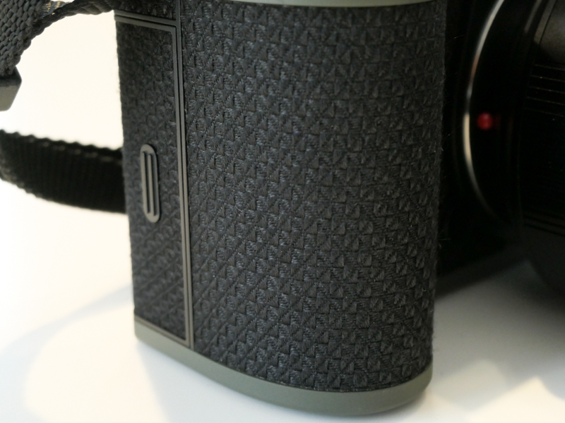 アラミド繊維を織った素材を施した外装。通常と異なる触感がある