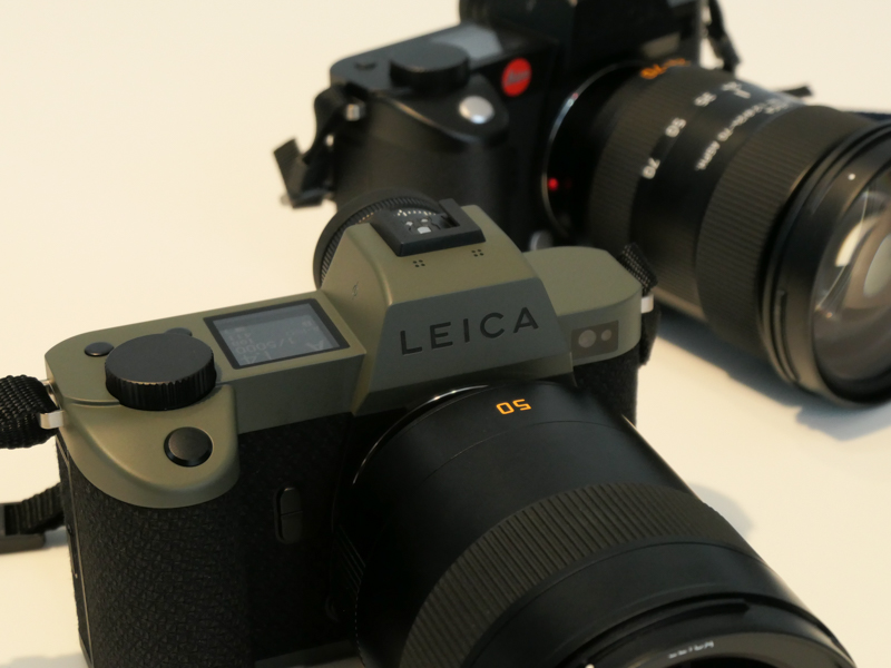 通常モデルのライカSL2-S（奥）と。カラーの違いのほか、ライカの赤バッジが省略されており、シャッターボタンの色も異なる