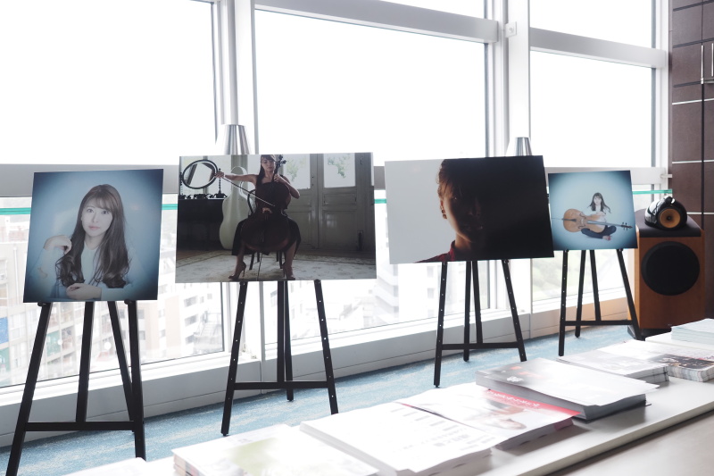 こういうイーゼルの上に写真を乗せて観せるというのも、ひとつだと思ったんです