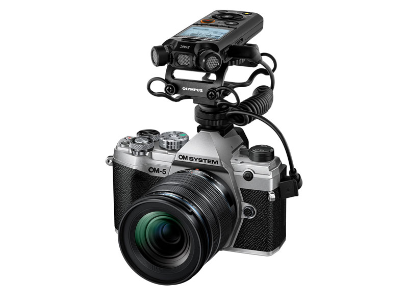 ハイレゾ対応PCMレコーダー「LS-P5」（別売）を装着した様子