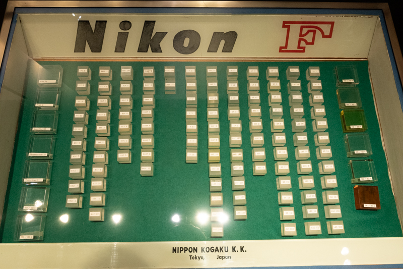相模原製作所で製造された光学ガラス。この展示ケースは、ニコンFのパーツを並べて展示するためのものを流用している