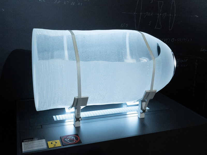 こちらはニコンミュージアムでお馴染みの、世界最大級という合成石英ガラスのインゴット（850kg）。インゴットを大きく作れれば、より径の大きなレンズができるというわけ