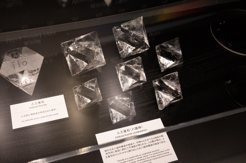 人工蛍石は、カメラレンズでもよく聞く名前だろう。フッ化カルシウム（CaF2）を主成分とする鉱物で、石英よりも紫外線透過率が高いことから開発された。