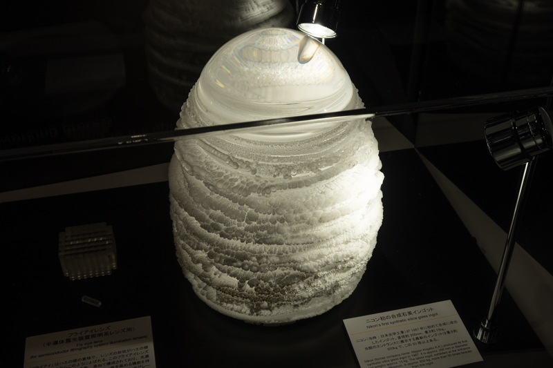 ニコン初の合成石英インゴットがお目見え。直径約200mm、重さ約15kg。