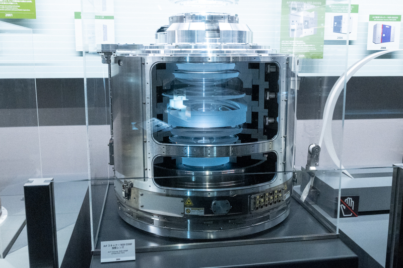 参考：半導体露光装置の投影レンズ（ニコンミュージアム館内にある）