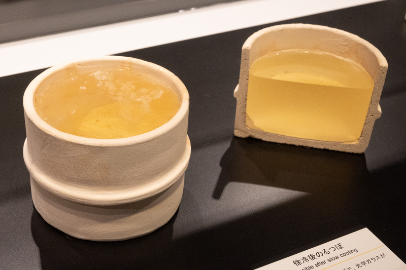 徐冷後のるつぼの模型。中身は実際に熔けたガラスだそうだ