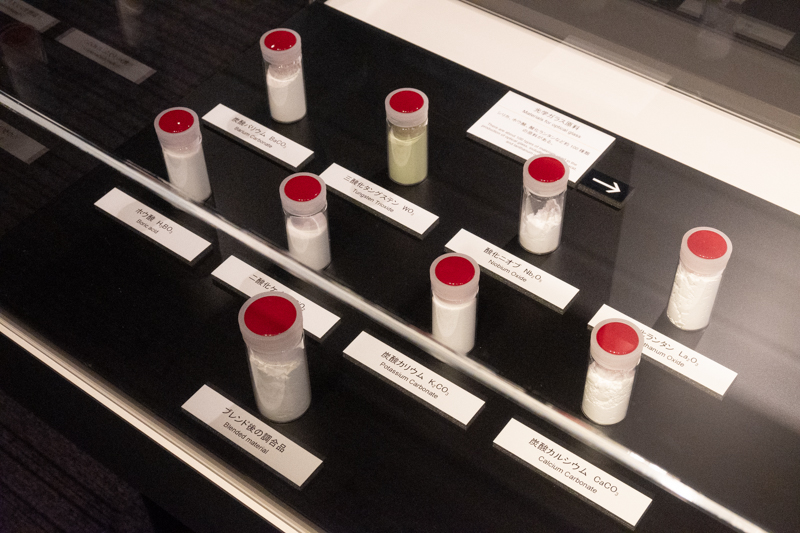 光学ガラスの原料。これを混ぜ合わせて前熔解し、中間材料にする