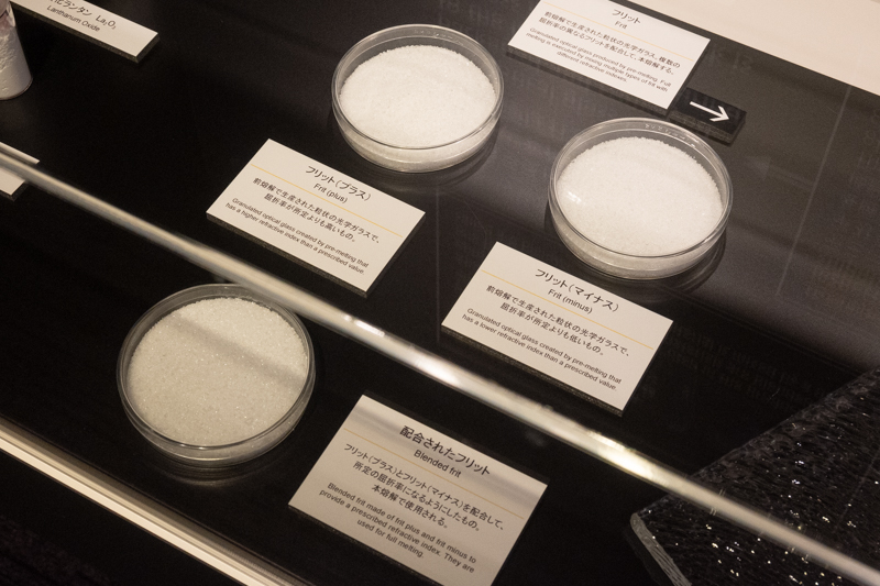 中間材料の「フリット」。目指す特性に合わせて配合。本熔解を行う