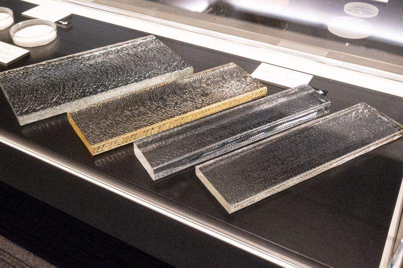 熔けたガラスを成型したもの。ストリップ材と呼ばれる状態