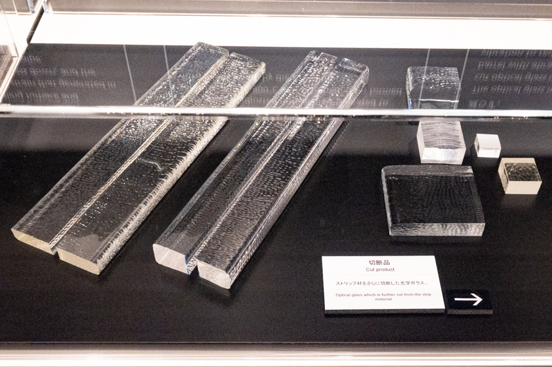 ストリップ材を切断したもの。ガラスが減ってしまうため「できるだけ刃を入れない」がセオリー。このため、ストリップ材を縦に割る時は電熱線を使用している