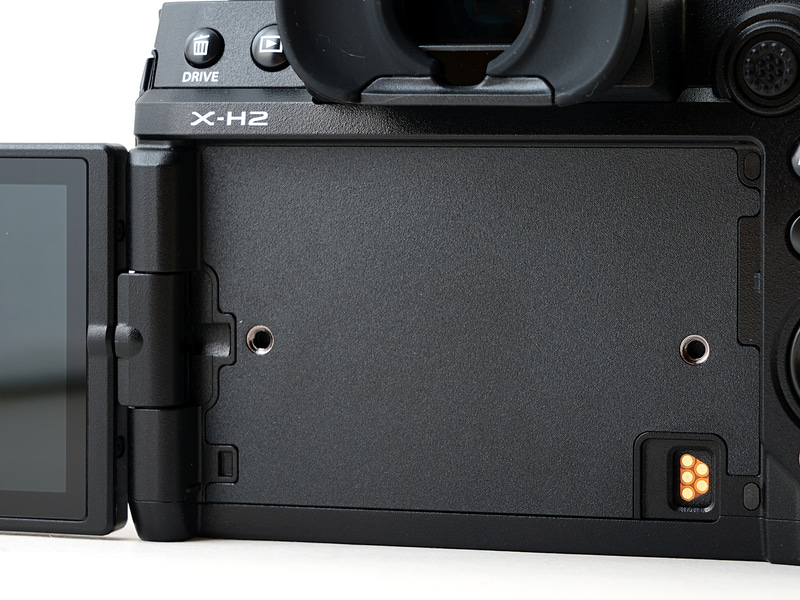 左右のネジ穴が冷却ファン「FAN-001」取り付け用、右下が電子接点になります