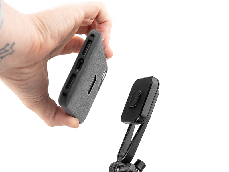 自転車やバイク用のマウントでは、爪を併用する「ハードロック」を使用