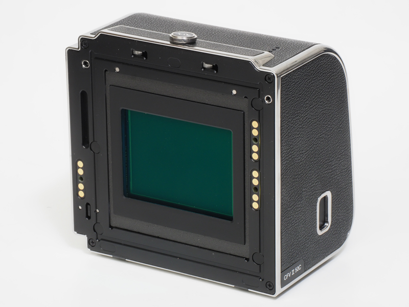 CFV II 50Cの5,000万画素のCMOSセンサー面、剥き出しですから取扱注意です。正直なところゴミはつきやすいですが、逆にクリーニングは素人にもできます。ただし慎重に行う必要はあります。