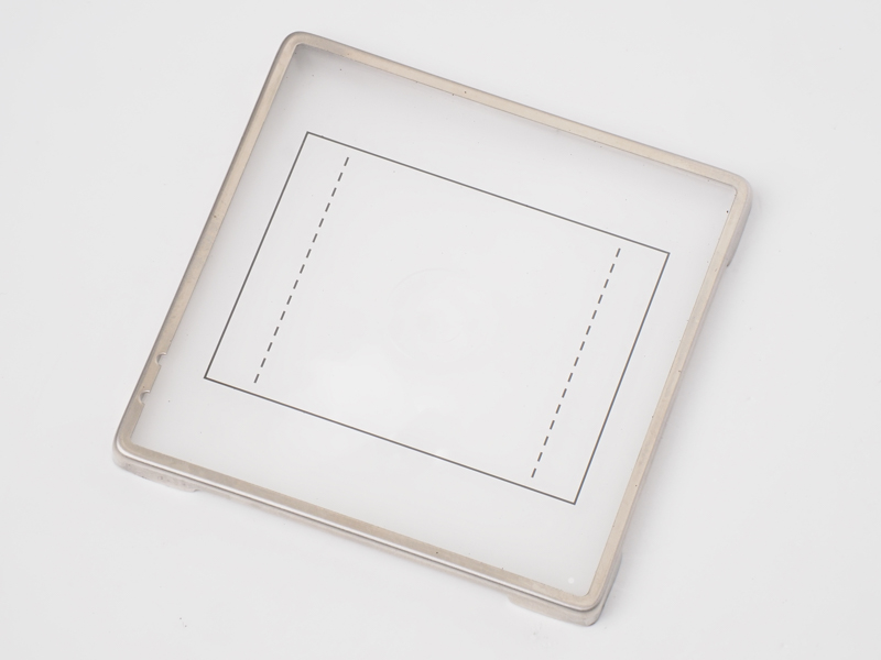 Vシステムカメラ専用のCFV II 50Cのスクリーンです。初期の500C以外はこれに交換したほうが、フレーミングはしやすくなります。破線は1:1フォーマットのためのものです。視野率はどうだろう85%くらいですか。でも撮影画像をみれば答え合わせはできるので特に問題は感じません。