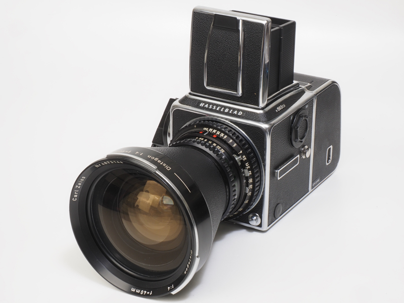 巨大なレンズです。筆者手持ちのものはT*コーティングが施される前ですからかなり古いですね。503CXに装着して使用しましたが、疲れました。でも屋外ではなんとしても手持ち撮影をしないと気が済まないものですから、頑張ってみましたよ。<br>まったくもって失礼ながら、ハッセルSWCの38mmビオゴンレンズの印象から、本レンズの性能を軽んじて見ていたのですが、意外なことに問題なく使えそうです。フィルムだと気になった周辺画質がカットされるからでしょうか。多少、階調の再現が詰まったような印象ですが、画像処理で手当てできそうです。