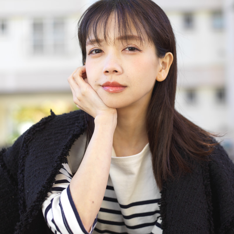 テスト撮影を繰り返して、お、これなら絞りを開いてもイケるかなあということで、撮影しましたが問題ないですね。フィルムでの印象と似ています。<br>CFV II 50C　マクロプラナーCF T* 120mm F4（F5.6・1/500秒）ISO 400 モデル：三浦まり