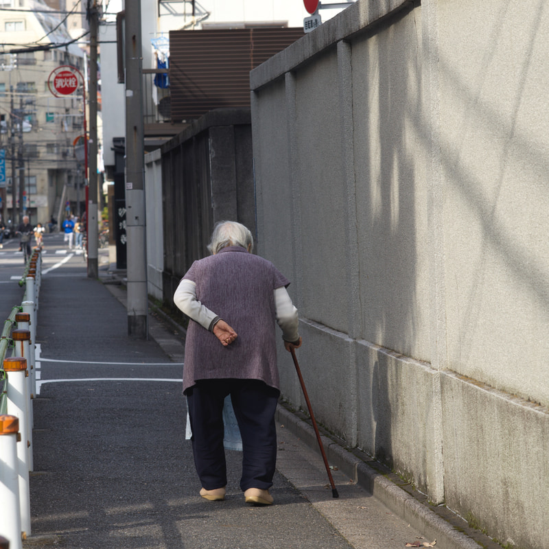 実直な描写です。おばあちゃんの手の皺も見えます。歪曲収差も良い感じで補正されています。この印象もフィルムと同じでした。<br>CFV II 50C　ゾナーCF T* 150mm F4（F8・1/500秒）ISO 400