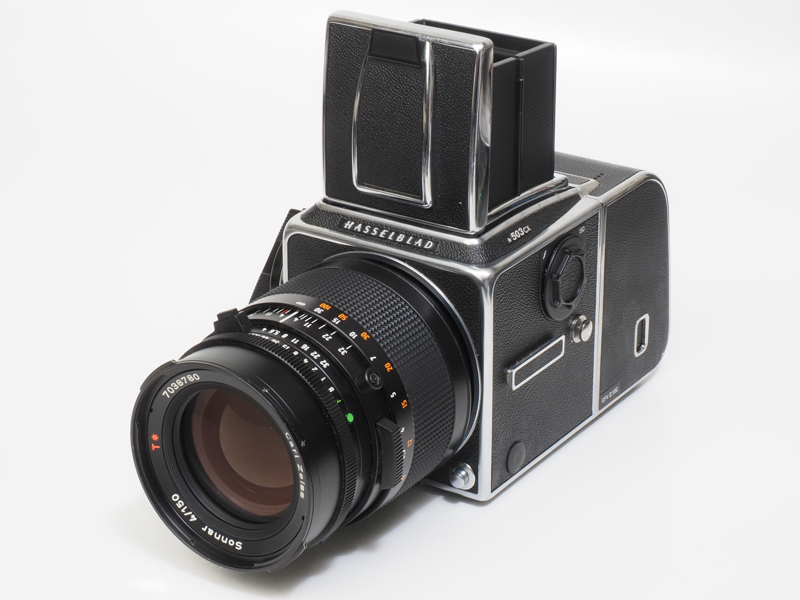 ディスタゴン50mmとプラナー80mm、そしてこのゾナー150mmを揃えればハッセルVシステムの3種の神器となると昔から言われておりました。一見すると平凡なレンズのようでいて侮れない存在なのです。モチーフを選ばない万能性能で、何を撮影しても満足できます。ボケ味もいいですね。この印象はCFV II 50Cでも変わりませんでした。よほど基本性能が優れているのでしょうか。<br>かつて購入にあれだけ苦労したこのレンズも中古市場では冗談ではないかと思うほど廉価に売られているので、Vシステムユーザーは絶対に購入された方がいいと思いますよ。Cタイプでも大丈夫かと思います。