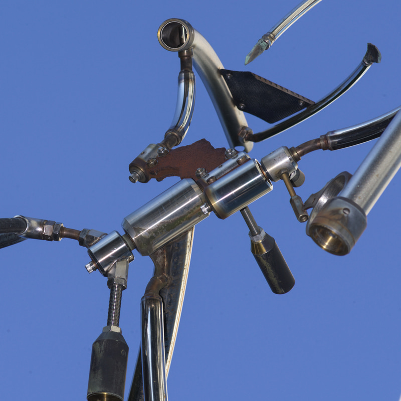 街中にあるオブジェの一部を切り取りました。これもスピードライトでシャドーをカバーしています。金属の質感の再現は悪くないです。被写界深度は浅いですね。<br>CFV II 50C　ゾナーCF T* 180mm F4（F8・1/500秒）ISO 400