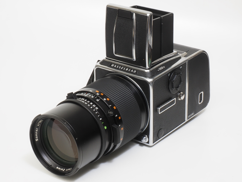 どうしてこのレンズを導入したかは忘れました。250mmは使いそうもないので、発売されたと同時に飛びついたというところでしょうか。昔は少しは筆者のフトコロも余裕があったのでしょう。レンズ設計としてはVシステムのツァイスとしては新しい部類に入ります。このため性能面の安心感は大きいですね。<br>ただ、どうしても手持ち撮影したい筆者なので、今回はレンズシャッターのスピードライト全速同調の利点を生かして、撮影時にすべてスピードライトを使ってみました。このためレンズ本来の描写の雰囲気はあまり伝わらないかもしれないので申し訳ないのですが、フィルム時代に須田一政さんの真似をしてハッセルを使用していたことを思い出しました。