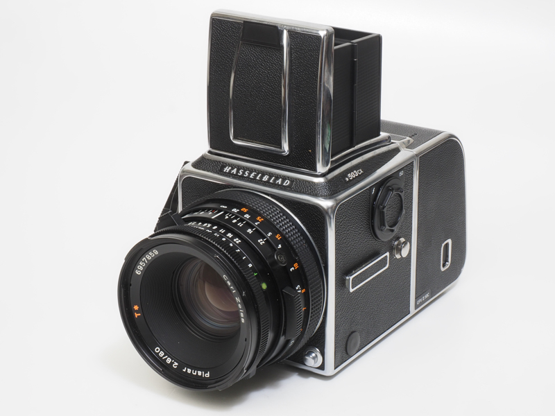 ハッセルVシステムレンズでおそらく製造本数が一番多いのではないかと思われるレンズです。<a href="https://dc.watch.impress.co.jp/docs/column/akagi/1293291.html" class="n" target="_blank">前回の連載登場時</a>はCタイプのものを使用していますが、結果的には今回の個体の方が優れておりました。少し新しいレンズということもあるのかもしれませんし、個体差かもしれません。ただ、デザイン的にはCタイプのものが優れています。<br>ものすごく解像力が高いのかと言われると困るのですが、開放からの象の整い方が優れているのは、球面収差がアンダーに振れているからという話もあります。絞りこむとピシッときますが、XCDレンズにはかなわないでしょうし、絞り込んでも少々軟らかい再現です。