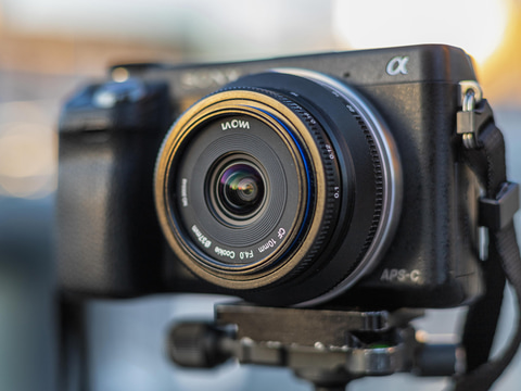 LAOWA、“クッキーのようにコンパクト”な超広角単焦点「10mm F4 Cookie