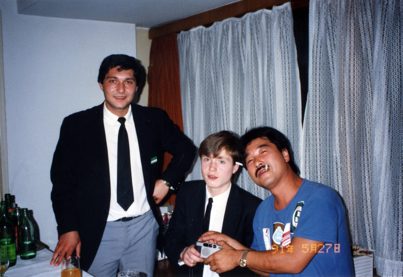 手にしているカメラはなんでしょう。