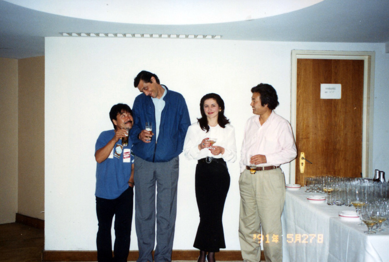 山岸さんの隣は用心棒の方。背がすごく高い人でしたね。一番右がはしもとさん。