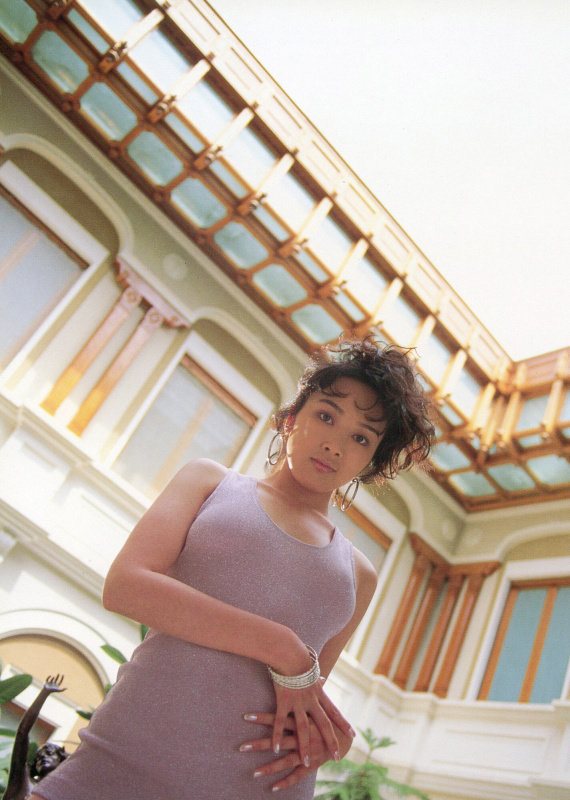 プールから見える壁の装飾。上は、天窓のようになっていた。写真集「Especially」（株式会社 TIS、1991年）