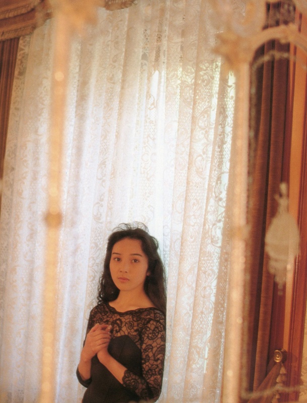 この撮影の最中に逃げた。多分、チャウシェスクの奥様が見ていた鏡だと思います。写真集「Especially」（株式会社 TIS、1991年）