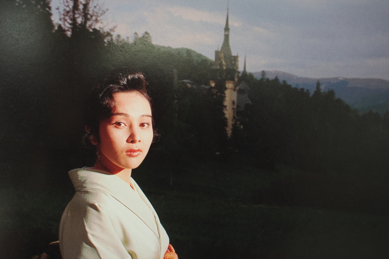 背景に見えるのがドラキュラ城。写真集「Especially」（株式会社 TIS、1991年）