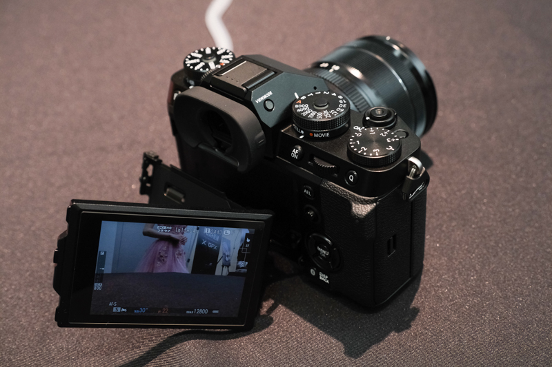 背面モニターは3方向チルト式を採用