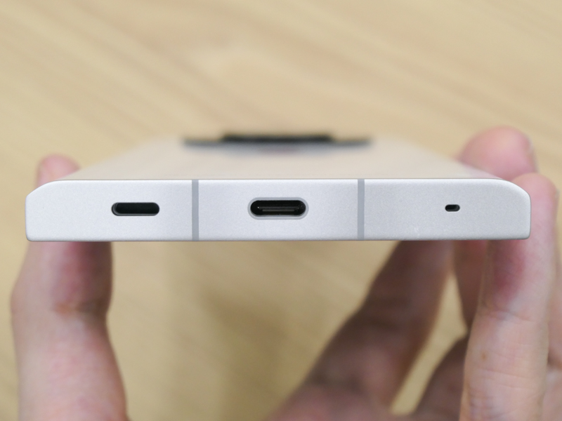 底面。通信端子はUSB Type-C