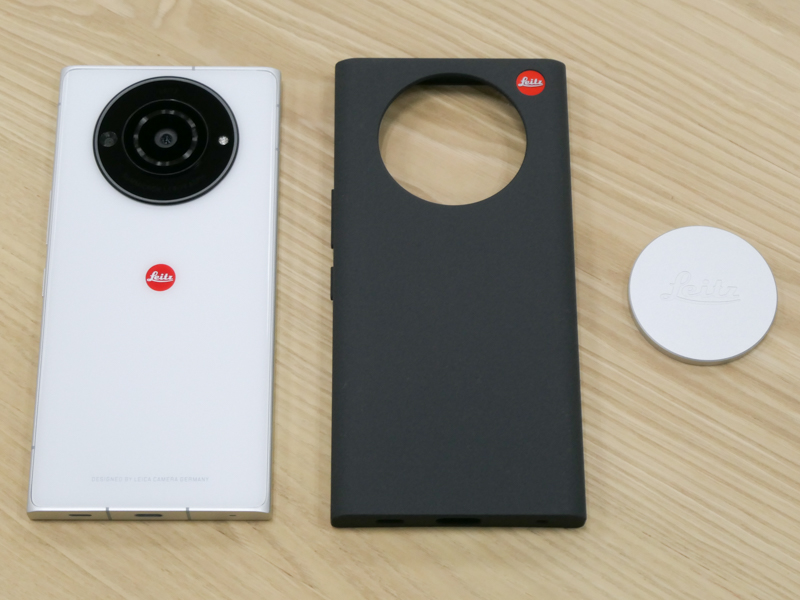 シリコーン製ケースとレンズキャップが付属