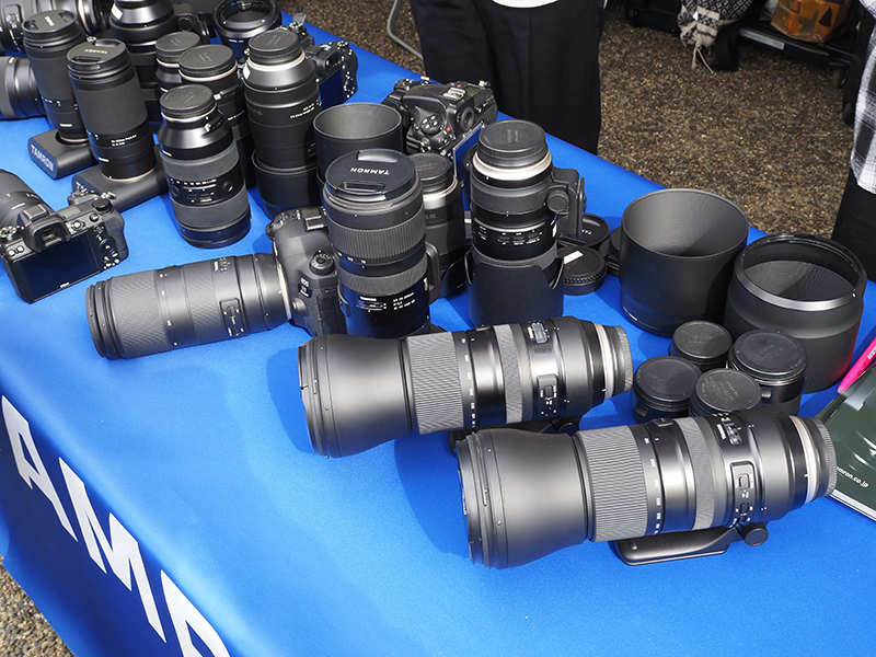 新旧の望遠レンズを持ってきたという同ブース