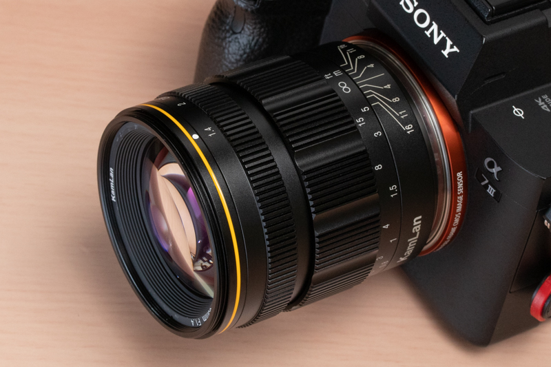 KamLan 55mm F1.4をα7 IIIに装着したところ
