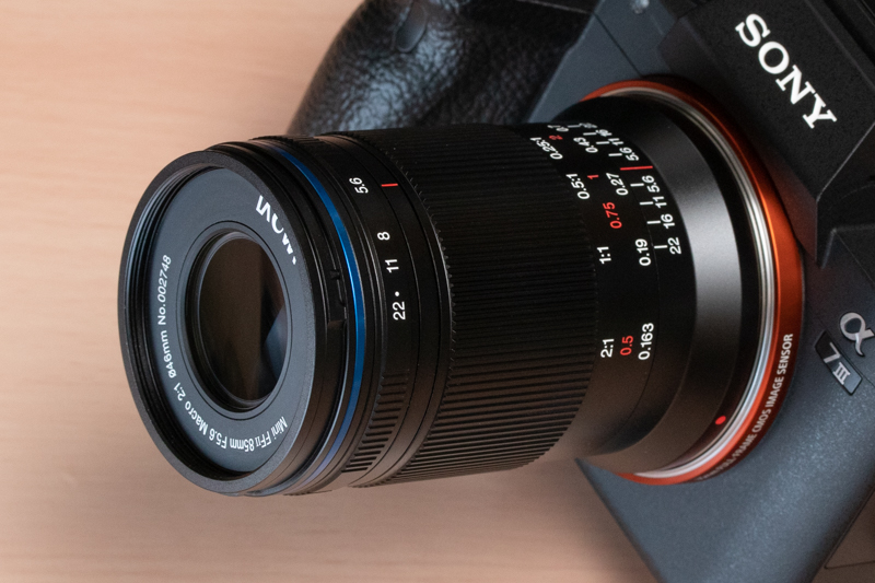 LAOWA Mini 85mm F5.6 2X Ultra Macro APOをα7 IIIに装着したところ