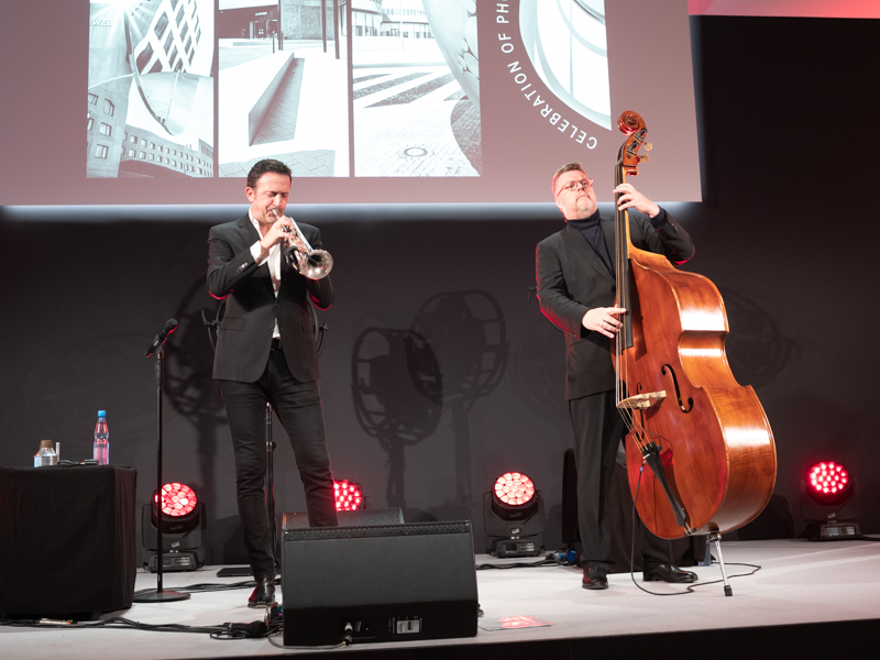 「セレブレーション・オブ・フォトグラフィー2022」のイベント中、1時間のコンサートを行った