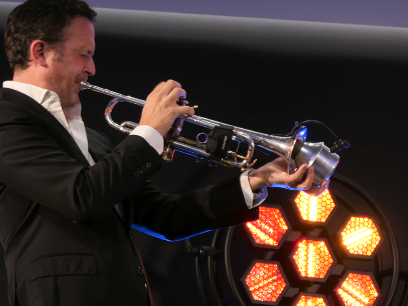 ミュートの付け外しでワウ効果を得たり、ワンコード上でのソロプレイなど、技巧的にも色とりどりの演奏