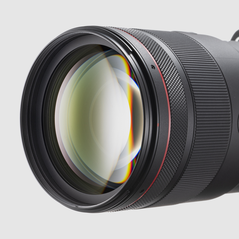 レンズ前面にはフッ素コートを採用。水や油分をはじきやすく、付着してもクロスなどで容易にふき取れる。また、内部には逆光に強いASCも施され、フレアやゴーストの発生を抑制する