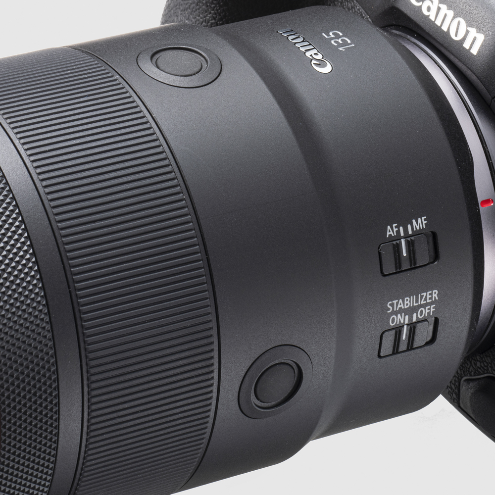 縦・横位置両方で使えるようにレンズファンクションボタンを上面と側面に2つ搭載。初期設定のAF停止機能に加えて、瞳検出のオン／オフなど、さまざまな機能を割り当て可能だ